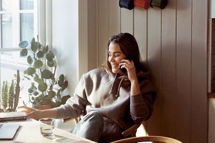 Kvinne i telefonen. Foto