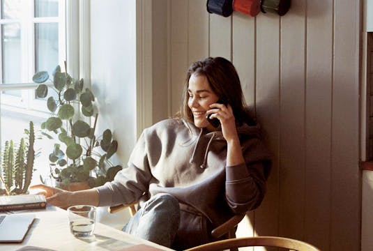 Kvinne i telefonen. Foto