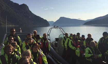 Kollegaer i Luster Sparebank i Ribb-båter på fjorden. Foto