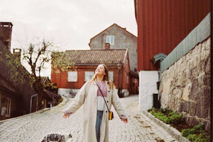 Kvinne i gate som smiler. Foto