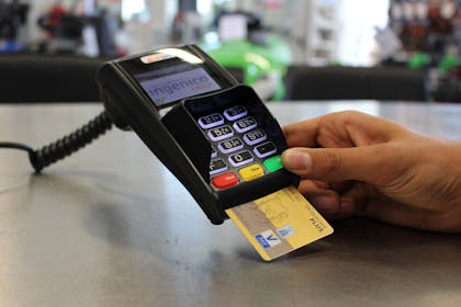 Et bankkort blir satt inn i en betalingsterminal. Foto
