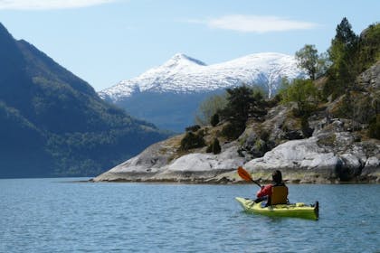 Person i kajakk på Lustrafjorden. Foto