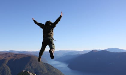 Person hopper fra utkikkspunktet på fjellet Molden i Gaupne. Foto