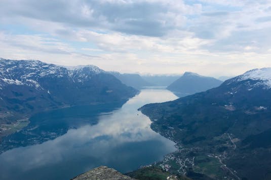 Utsikt over fjell og fjord i Luster. Foto