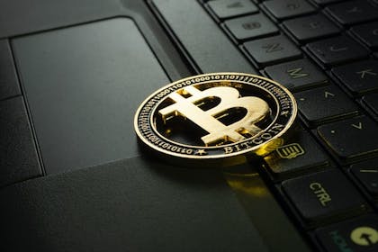 Fiktiv bitcoin på en PC. Foto
