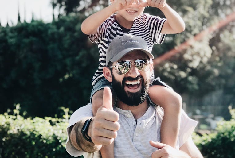 Tommel opp, far og son. Henta frå pexels-hannah-nelson