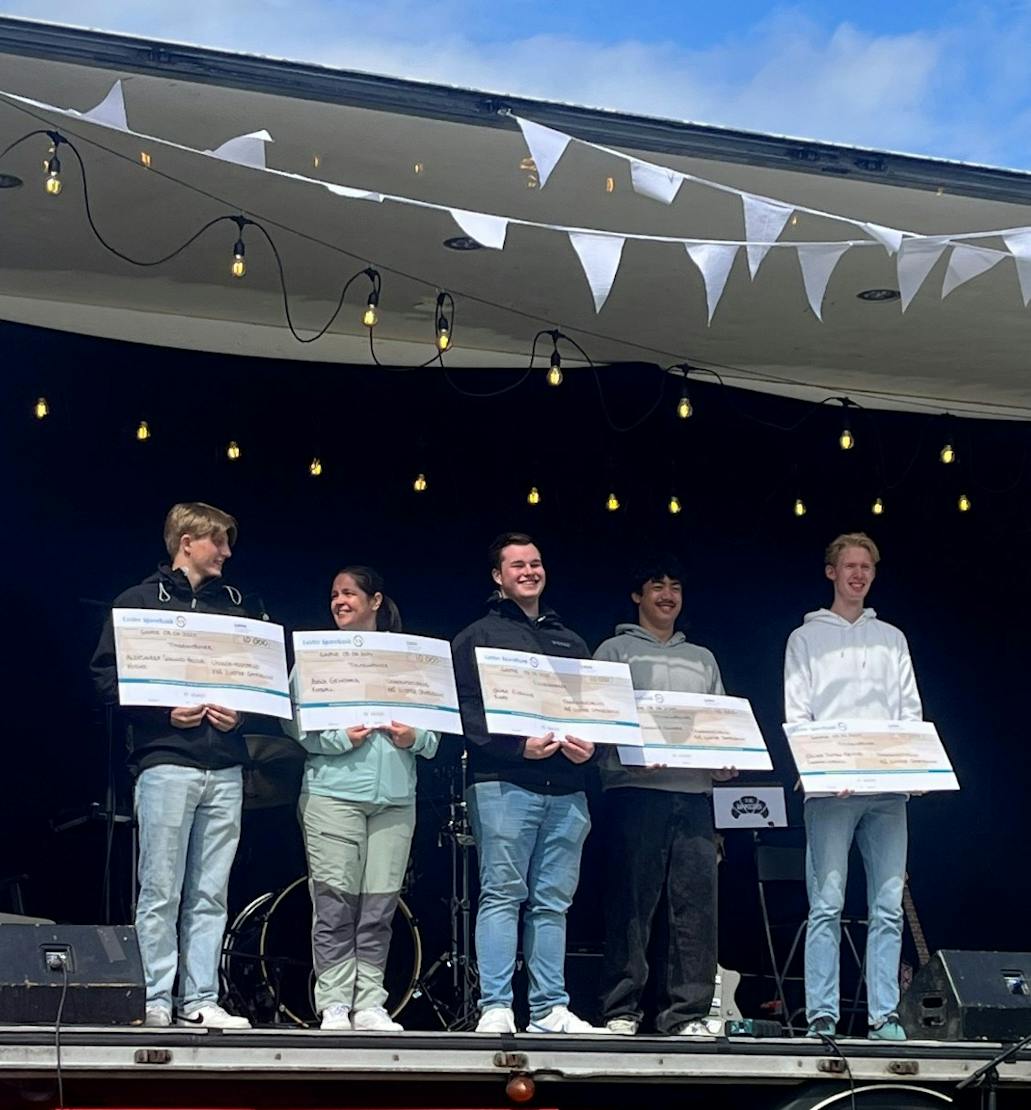 Frå venstre: Aleksander Sognnes Heltne, Vivian Kvam (på vegne av Anna Grindhaug), Oliver Eidsaune, Theodor Eidsaune Chongdee og Oliver Tuften Høistad