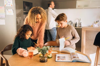 Foto av barn hjemme med lekser