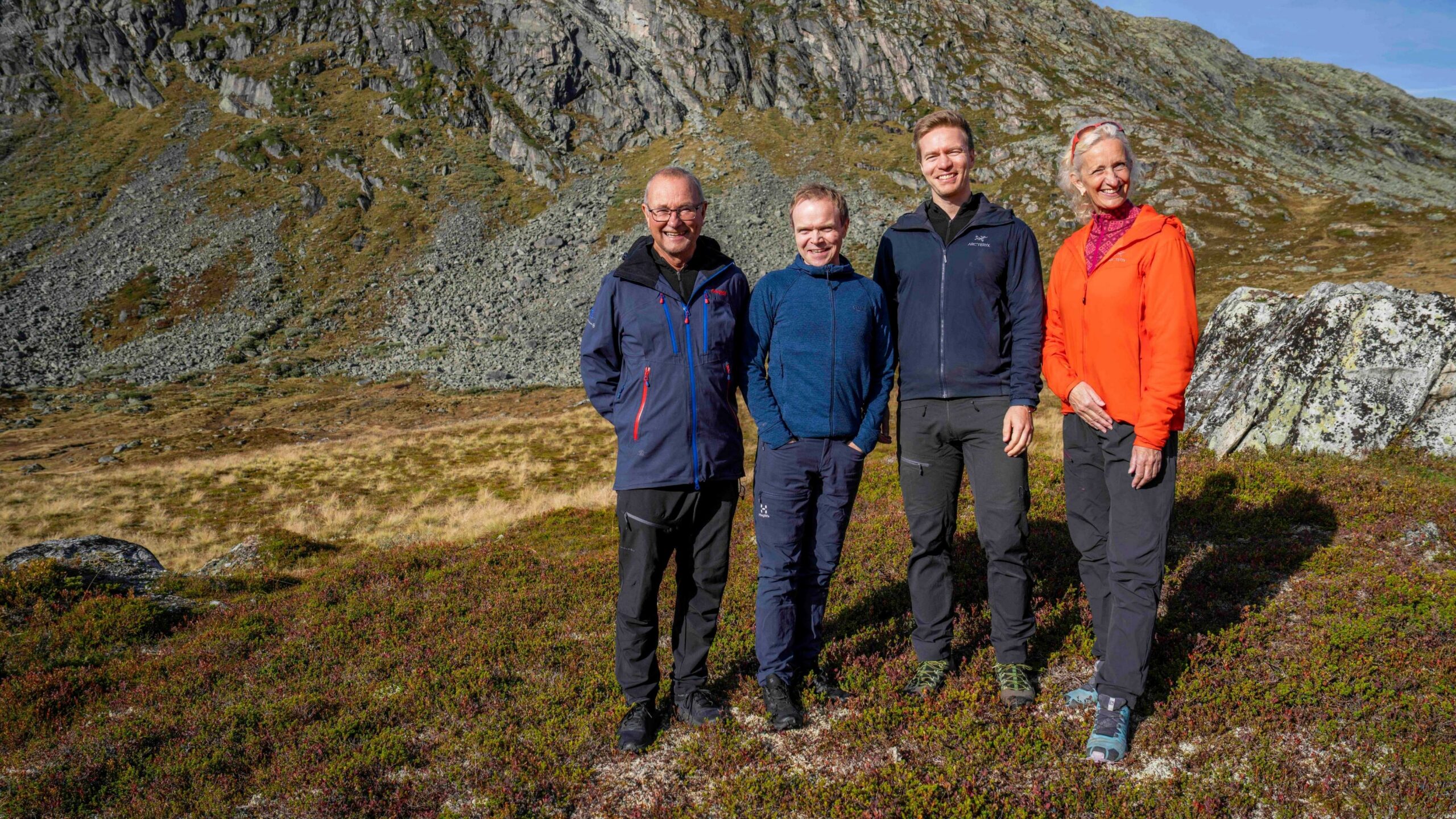 Tilsette ved Luster Sparebank sin bedriftsmarknad ikledd turkle ute i naturen